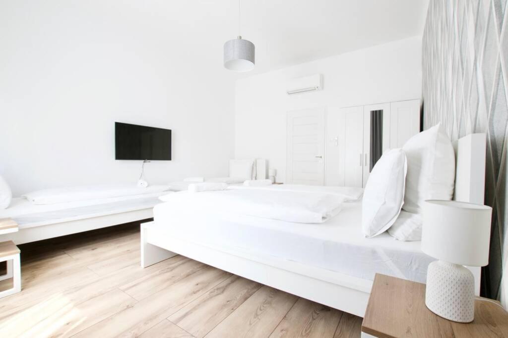Premium Apartment By Hi5-Vaci Str. 3 Bedroom Budapest Esterno foto
